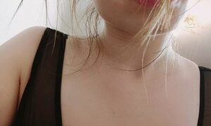 AimeeLoves naked before webcam in live video chat