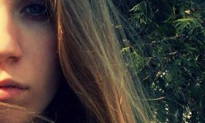 AliceFloyd naked before webcam in live video chat