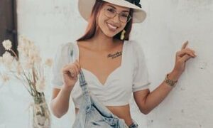 Bonnie_Ander naked before webcam in live video chat