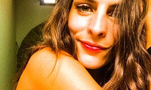 Cami_coquine naked before webcam in live video chat