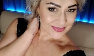 EllenRiplley naked before webcam in live video chat