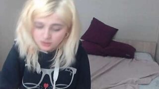 Julia_Young naked stripping on cam for live sex video chat