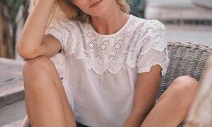Junie_Pagan naked before webcam in live video chat