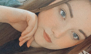 Kylieroseuk naked before webcam in live video chat