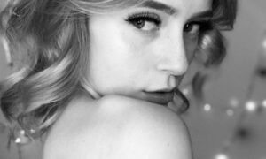 LolaStar_ naked before webcam in live video chat