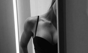 LoralynLeis naked before webcam in live video chat