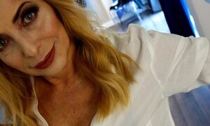 MargotMODEL naked before webcam in live video chat
