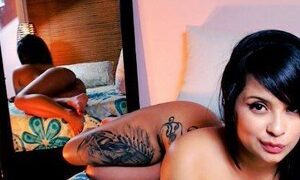 SaraSantos naked before webcam in live video chat