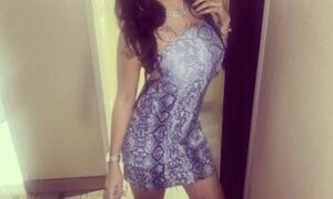 Slimmamiijen naked before webcam in live video chat
