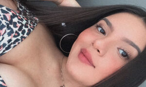 Sweet_ari naked before webcam in live video chat