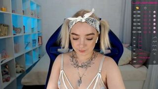 Molly_Adorable naked stripping on cam for live sex video chat