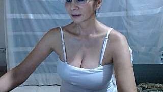 mommysexy16 naked stripping on cam for live sex video chat