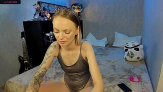 SweetKameHouse naked stripping on cam for live sex video chat