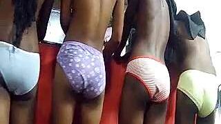 la_jeuness_xx naked stripping on cam for live sex video chat