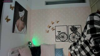 Roxana_01 naked stripping on cam for live sex video chat