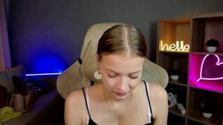 DaisyMoore naked stripping on cam for live sex video chat