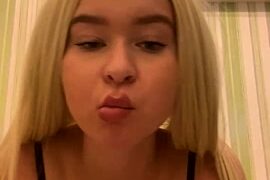 TraicyJuicy naked stripping on cam for live sex video chat