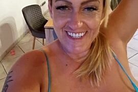 Isabellaa04 naked stripping on cam for live sex video chat