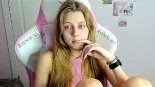 Lisa-Shy nude on sex cam in her Live Sex Chat